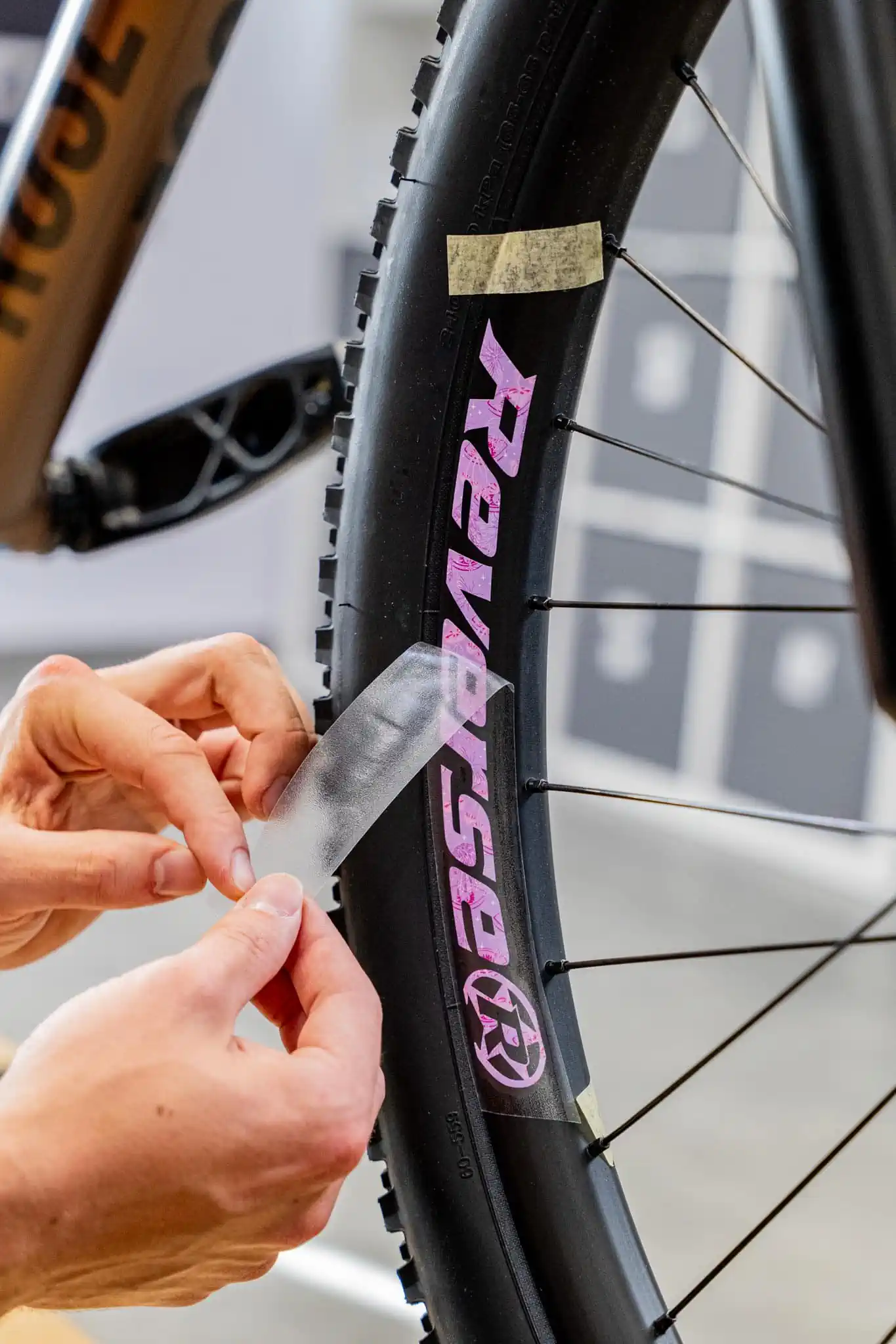 Naklejki Reverse – dopasowanie koloru i motywu na obręczach