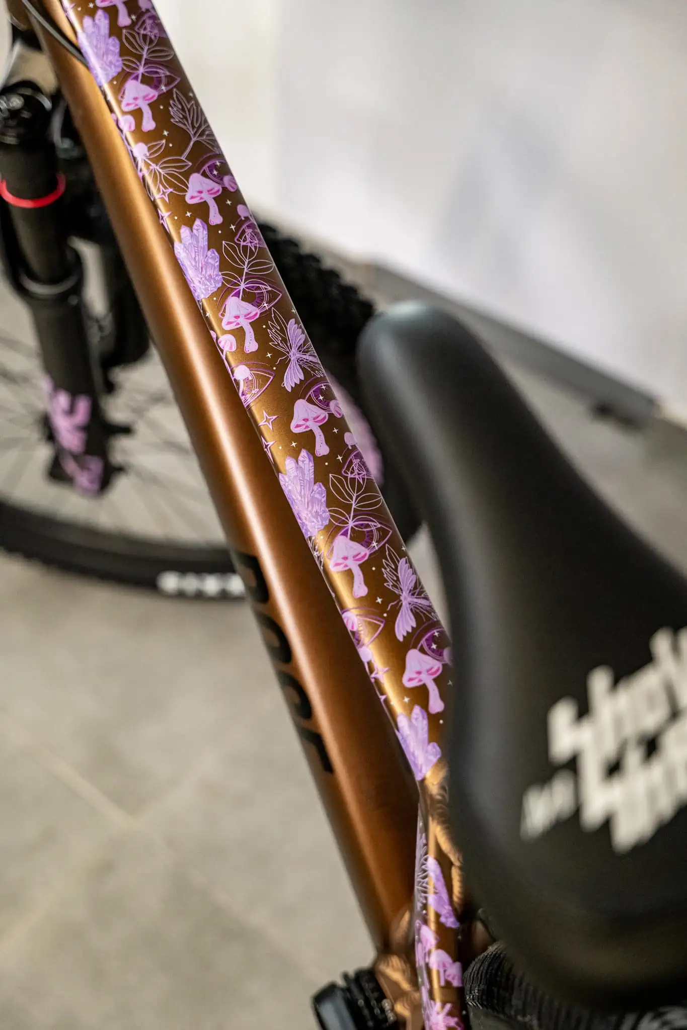 Rura górna z motywem graficznym