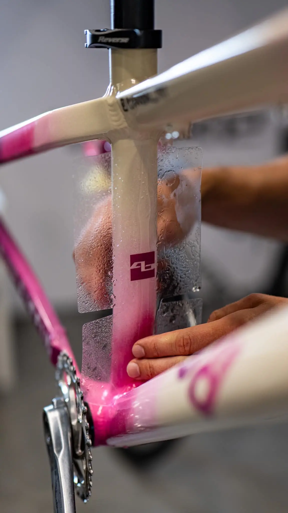 Formatka z logo 4-bike na rurze podsiodłowej